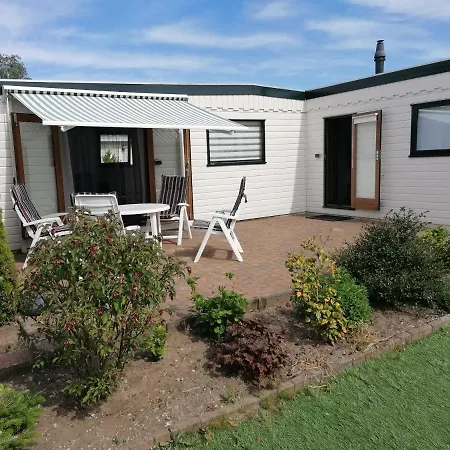 Comfortabel Chalet Met Terras Tuin Op Het Zuiden.